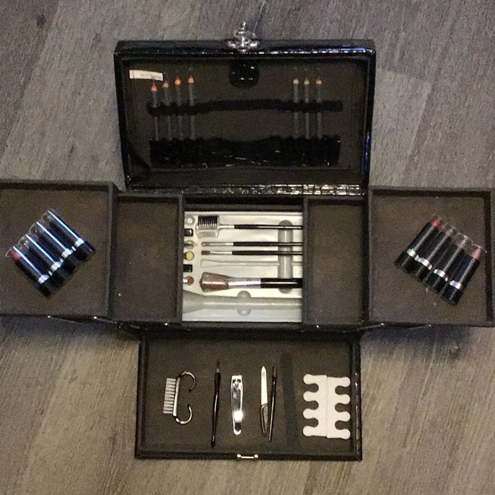 🍡🍡🍡Faux Leather make up train case with brushes (Make up is new but 3 yrsold) - Picture 1 of 5